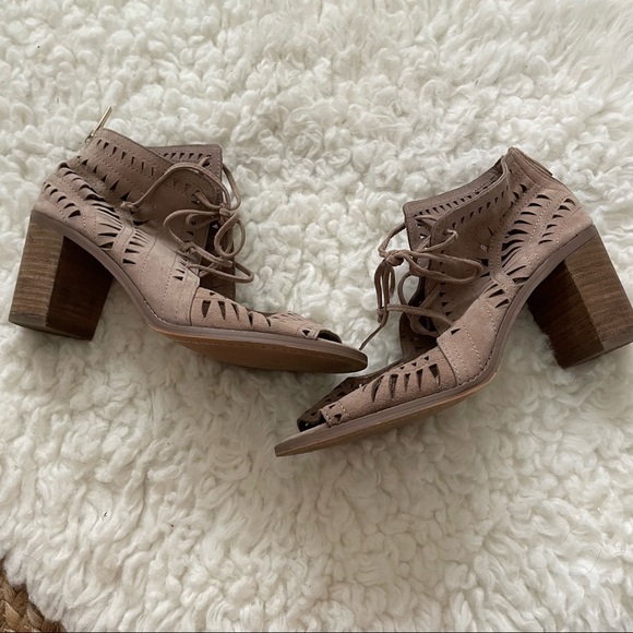 Vince Camuto Tan Taupe Tarita Cut Out Lace Up Block Sandal - Picture 8 of 8